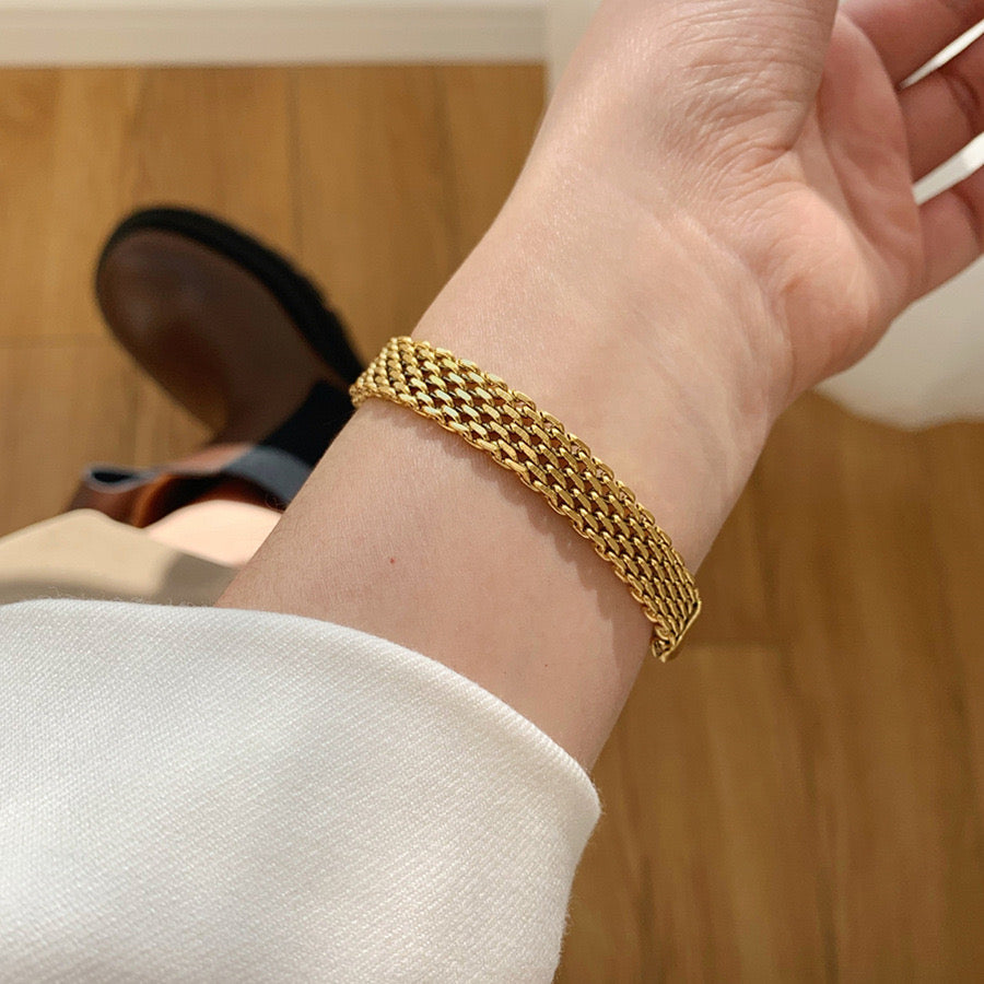 Luxe Interlock Amber Brilliance