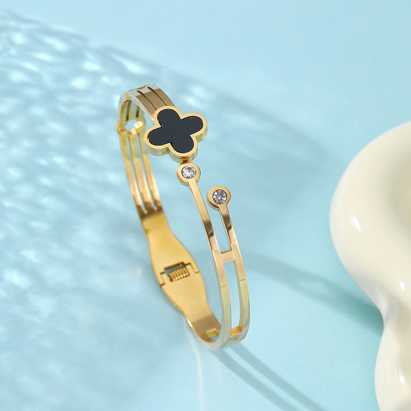 Regal Central Clover Bracelet