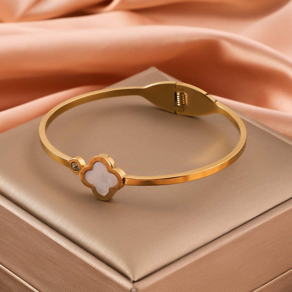 White Lavish clover Stone Cuff