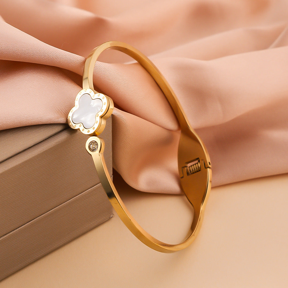 White Lavish clover Stone Cuff