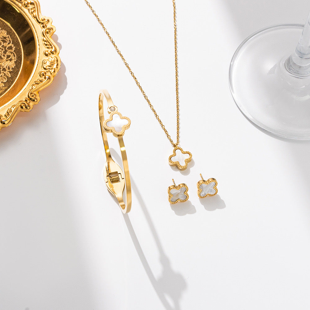 White Lavish clover Stone Cuff