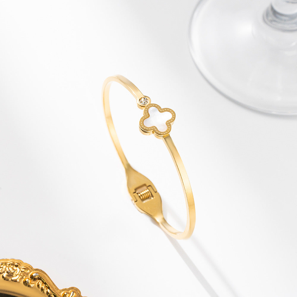 White Lavish clover Stone Cuff