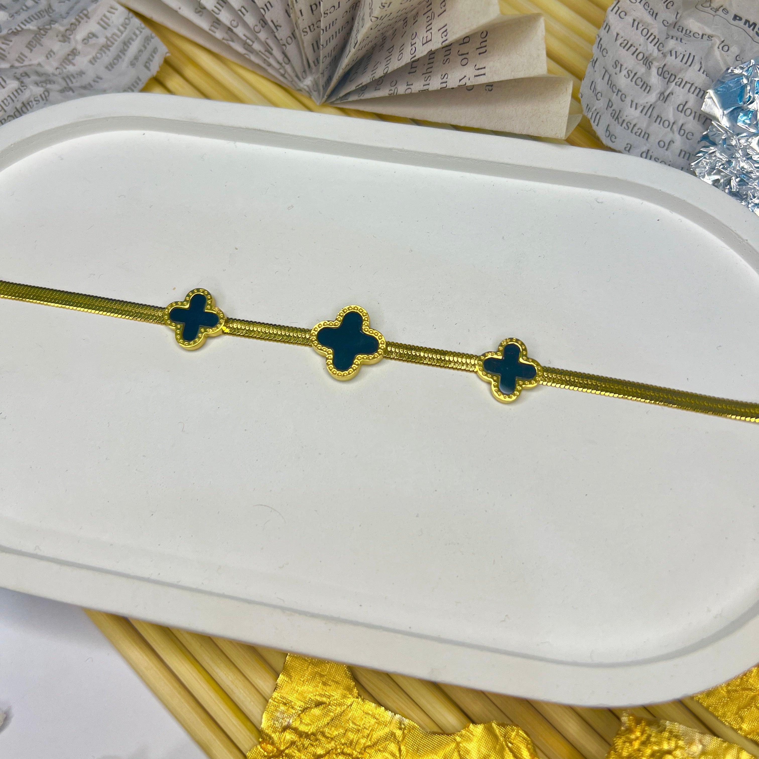 Black Luminous Clover Aureate Whisper