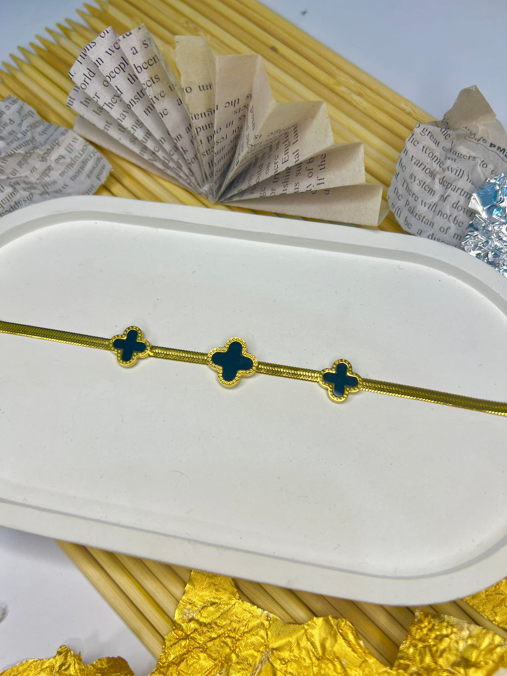 Black Luminous Clover Aureate Whisper