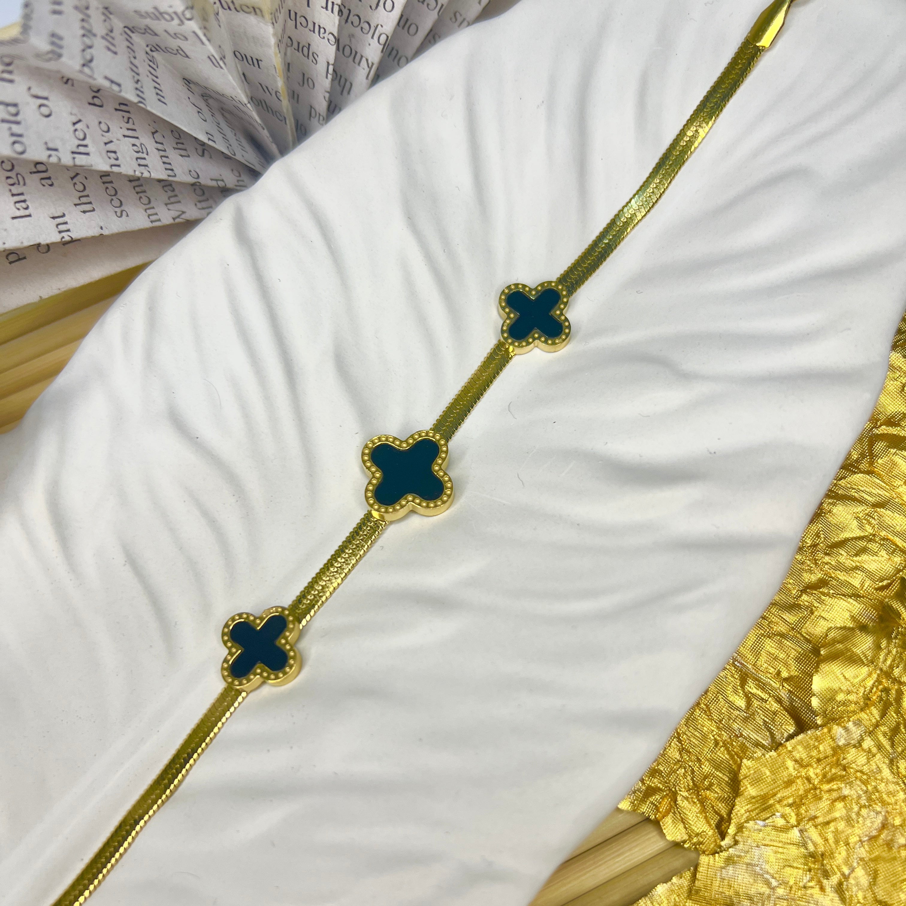 Black Luminous Clover Aureate Whisper