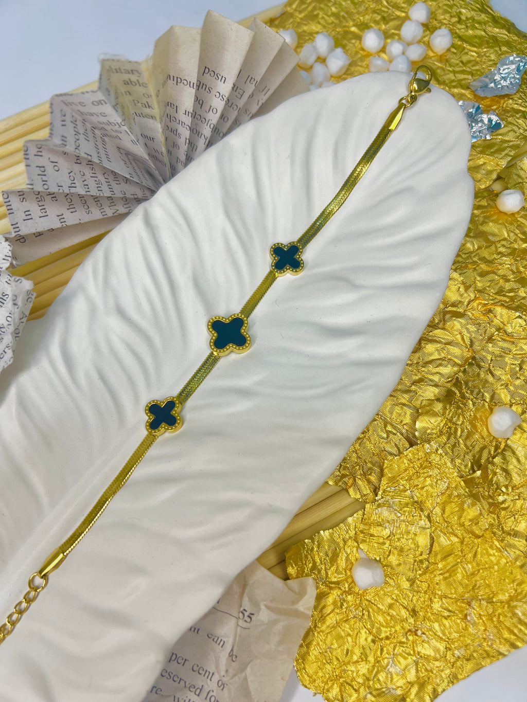 Black Luminous Clover Aureate Whisper