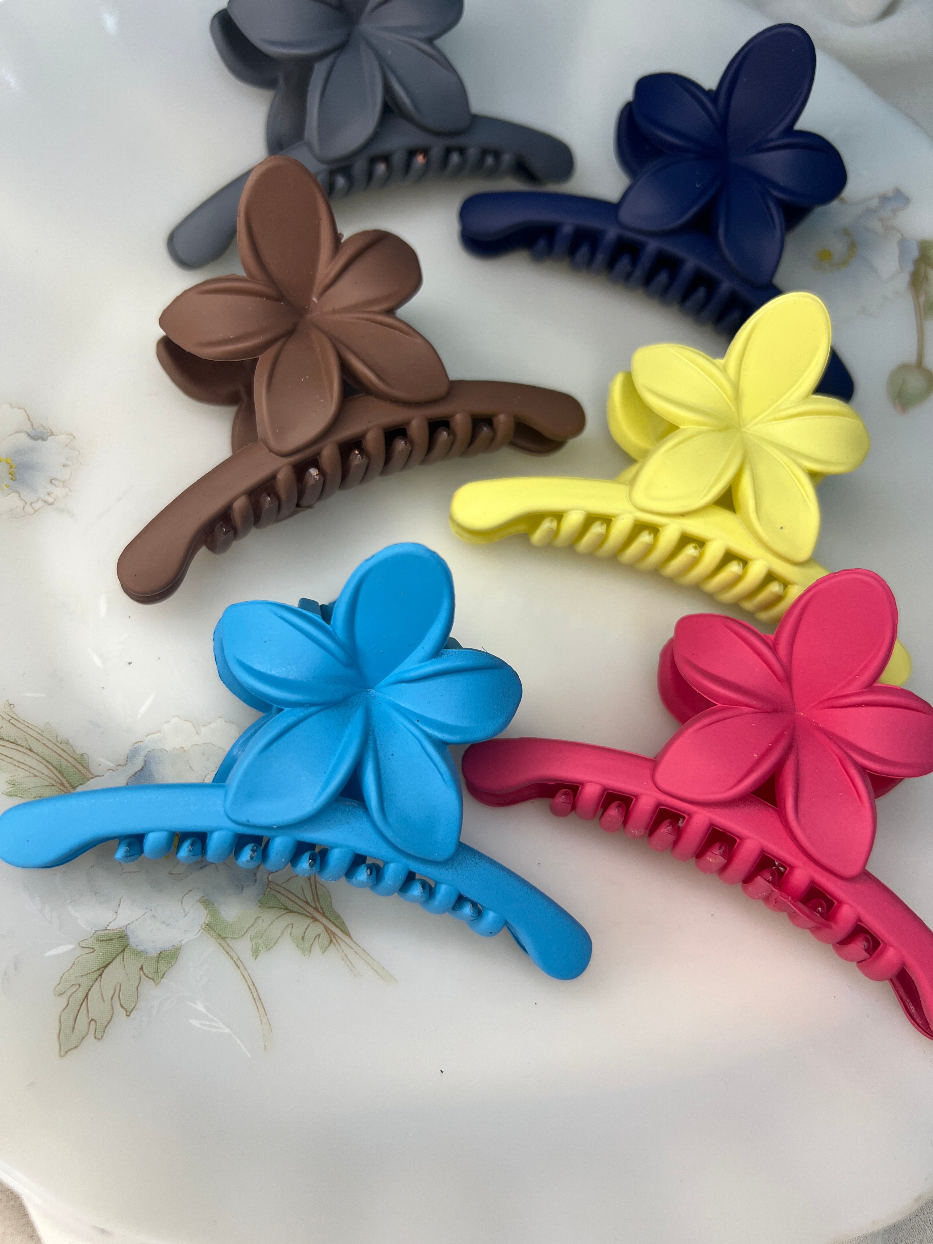 Vibrant Petal Medium Clips